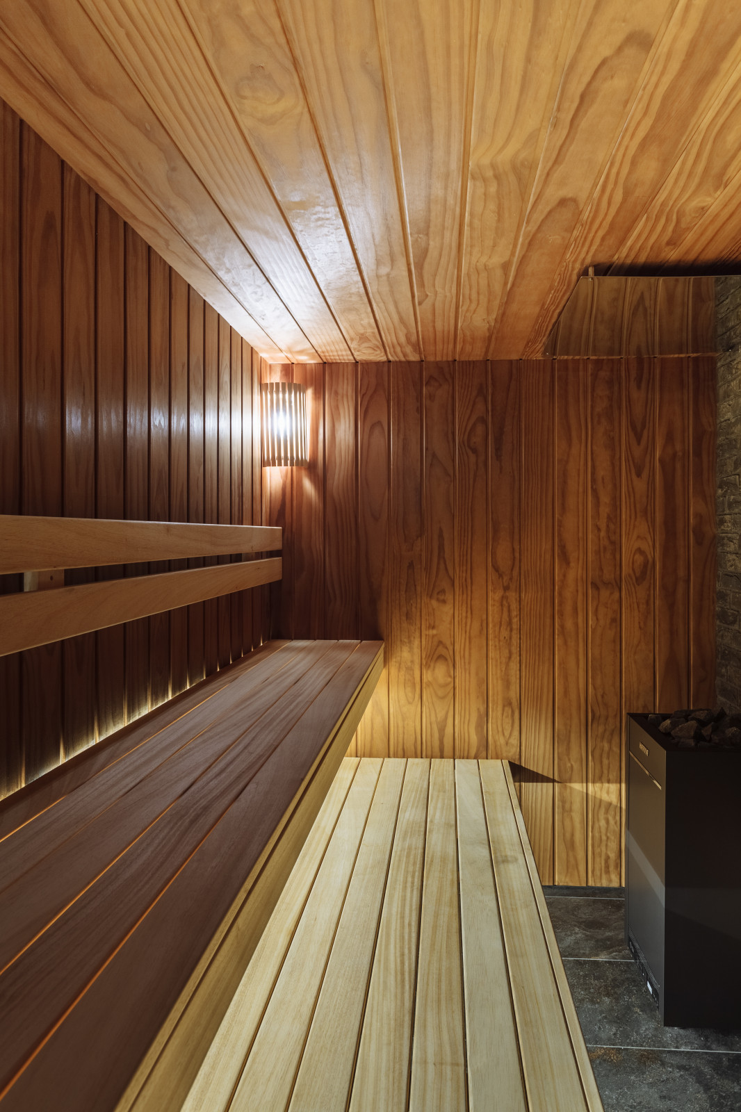 Сауна с бассейном в цоколе частного дома.