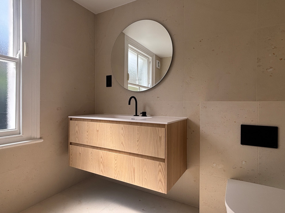 Family bathroom, E9