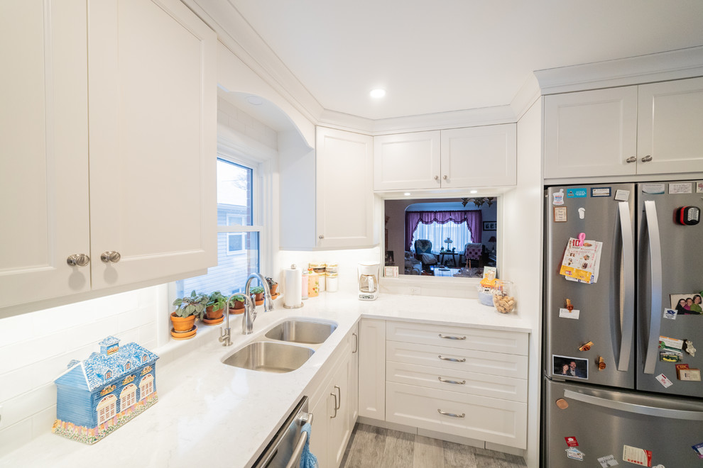 Example of a transitional home design design in Toronto