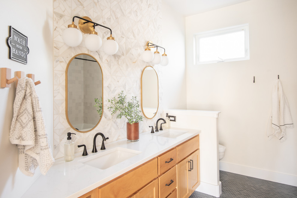 Immagine di una stanza da bagno moderna con ante in stile shaker, ante in legno scuro, WC monopezzo, pareti bianche, pavimento con piastrelle a mosaico, pavimento grigio, top bianco e due lavabi