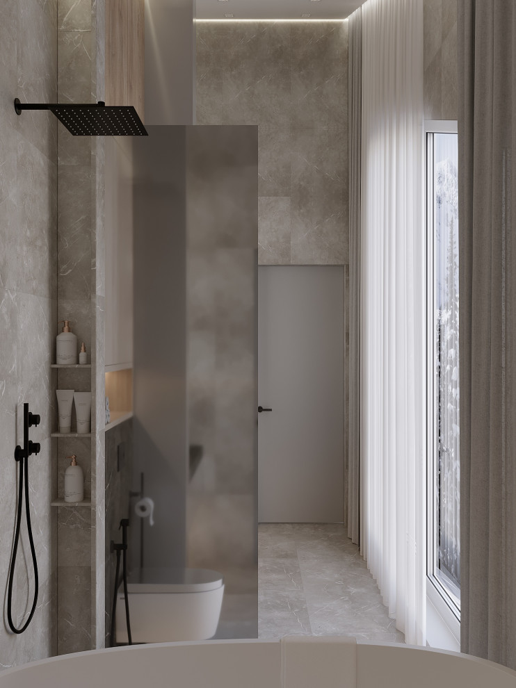 Отдельно стоящая ванная с большими окнами