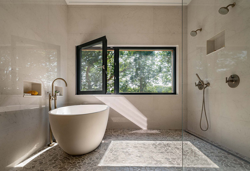 Foto di una grande stanza da bagno padronale minimal con vasca freestanding, doccia aperta, piastrelle in gres porcellanato e zona vasca/doccia separata