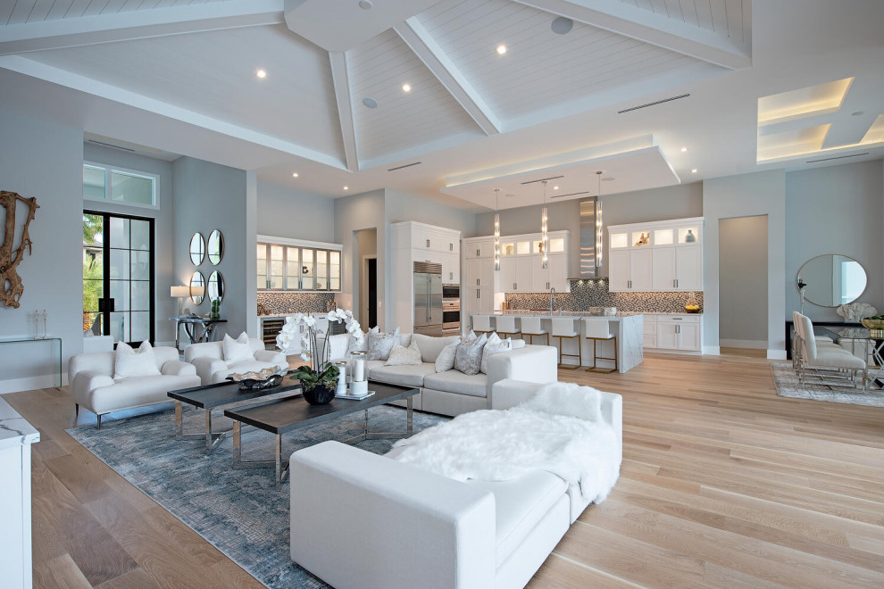 Свежая идея для дизайна: открытая гостиная комната в морском стиле с серыми стенами, светлым паркетным полом и сводчатым потолком - отличное фото интерьера