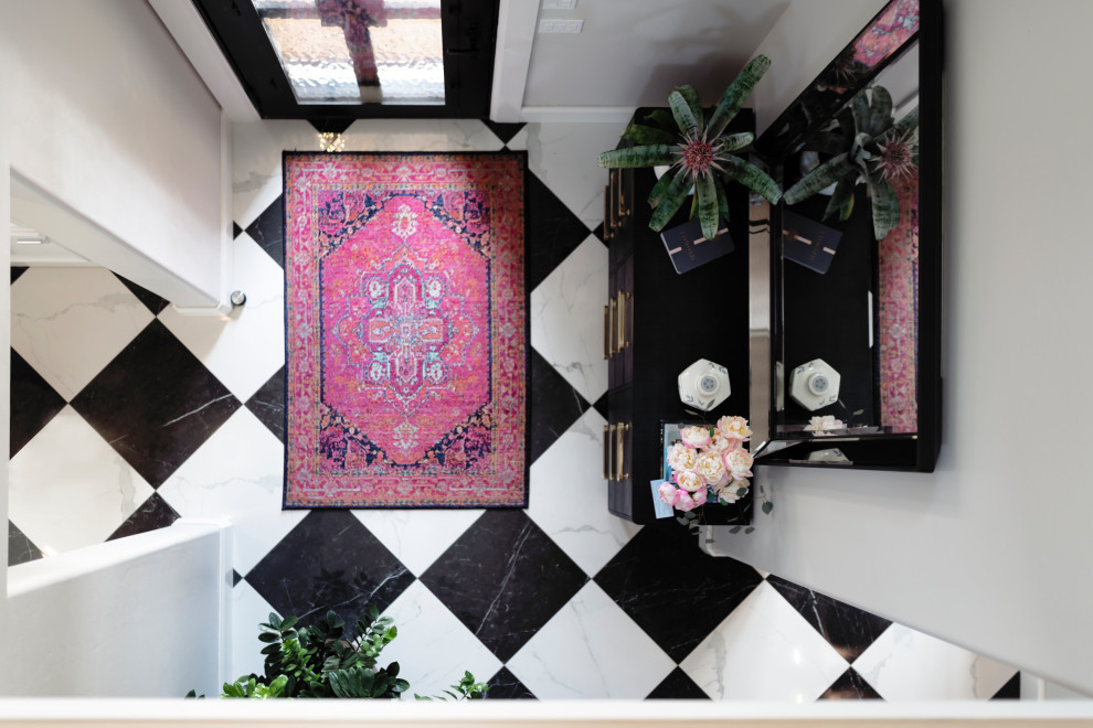 Inspiration för en mellanstor vintage foajé, med vita väggar, en svart dörr och flerfärgat golv