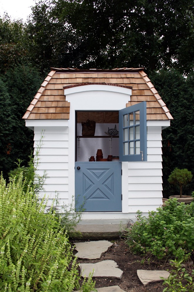 Design ideas for a mid-sized traditional detached garden shed in Chicago.