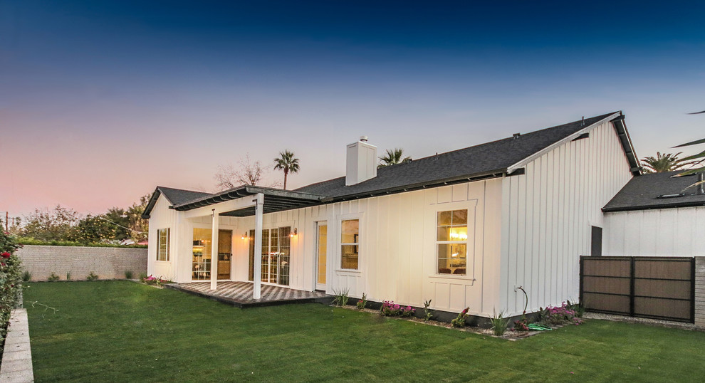 Home design - transitional home design idea in Phoenix