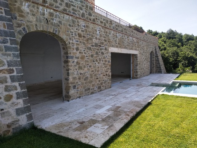 Villa Umbra - Piscina e pavimenti in travertino bocciardato contemporary-swimming-pool