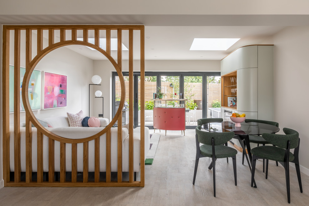 Modernes Wohnzimmer mit grauer Wandfarbe, beigem Boden und Korkboden in Cambridgeshire