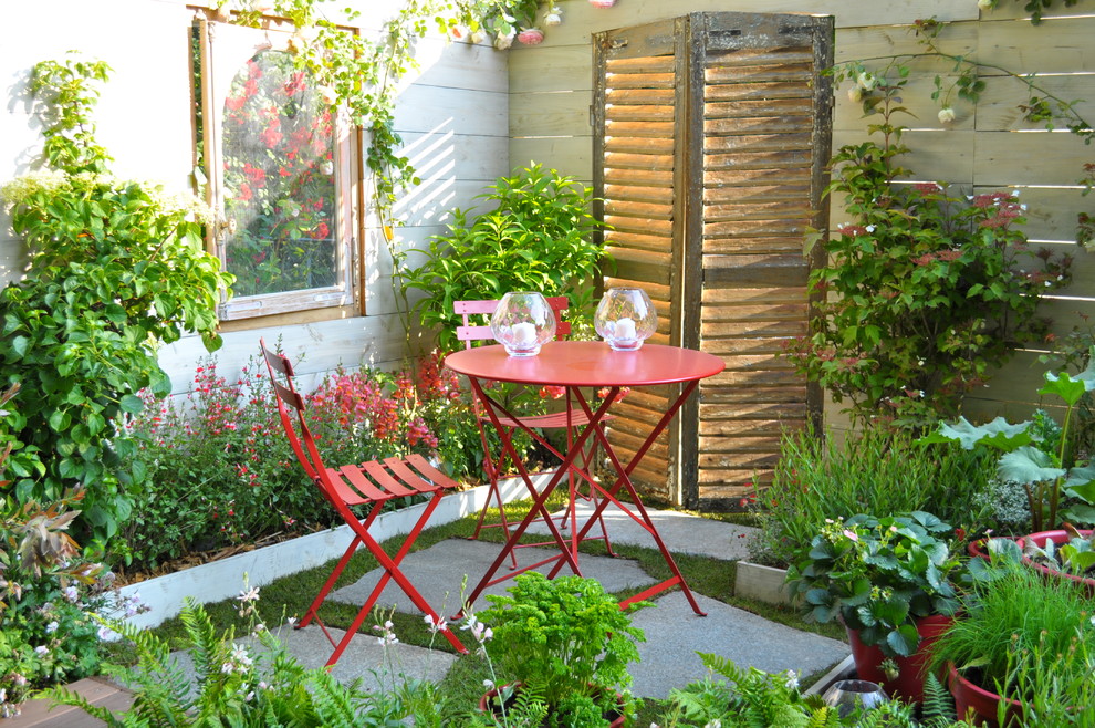 Design ideas for a transitional patio in Paris.