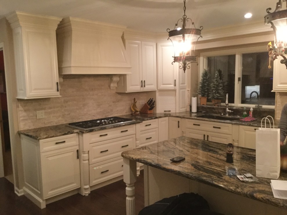 Transitional home design photo in Chicago