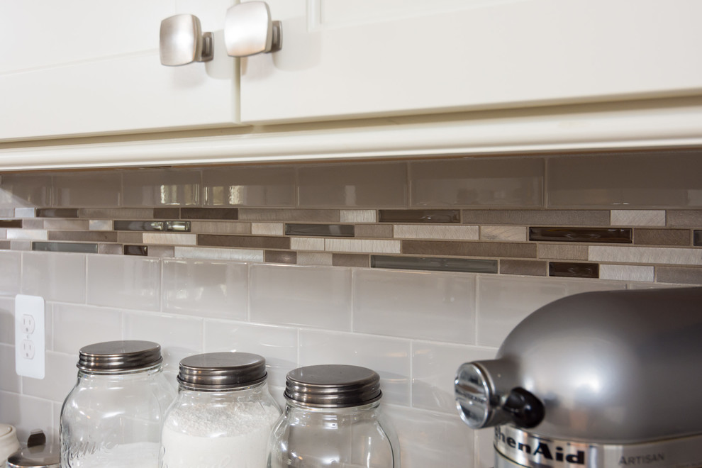Example of a transitional home design design in Detroit