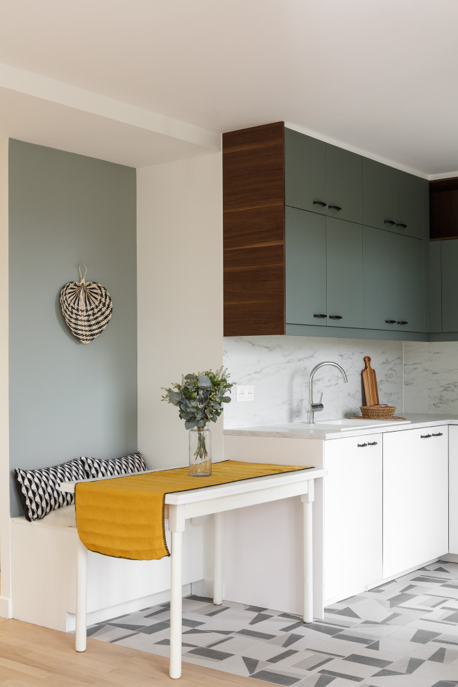 Design ideas for a small scandinavian l-shaped open plan kitchen in Paris with a single-bowl sink, flat-panel cabinets, laminate benchtops, white splashback, panelled appliances, ceramic floors, no island and grey floor.