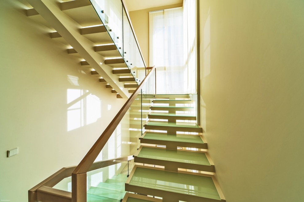 Цельностеклянное ограждение на точках