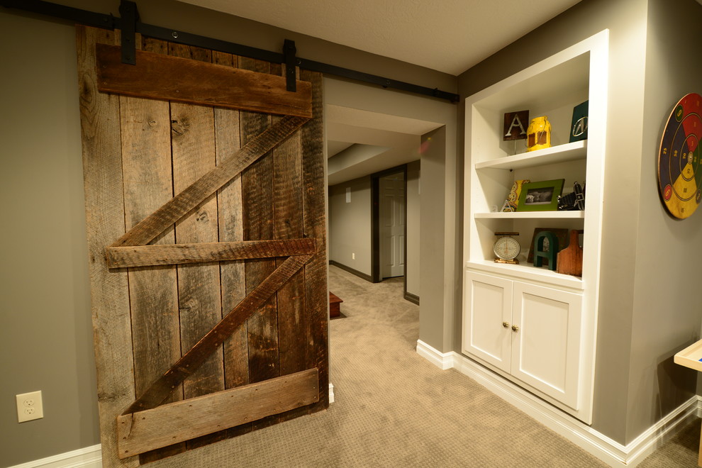 Example of a transitional home design design in Columbus