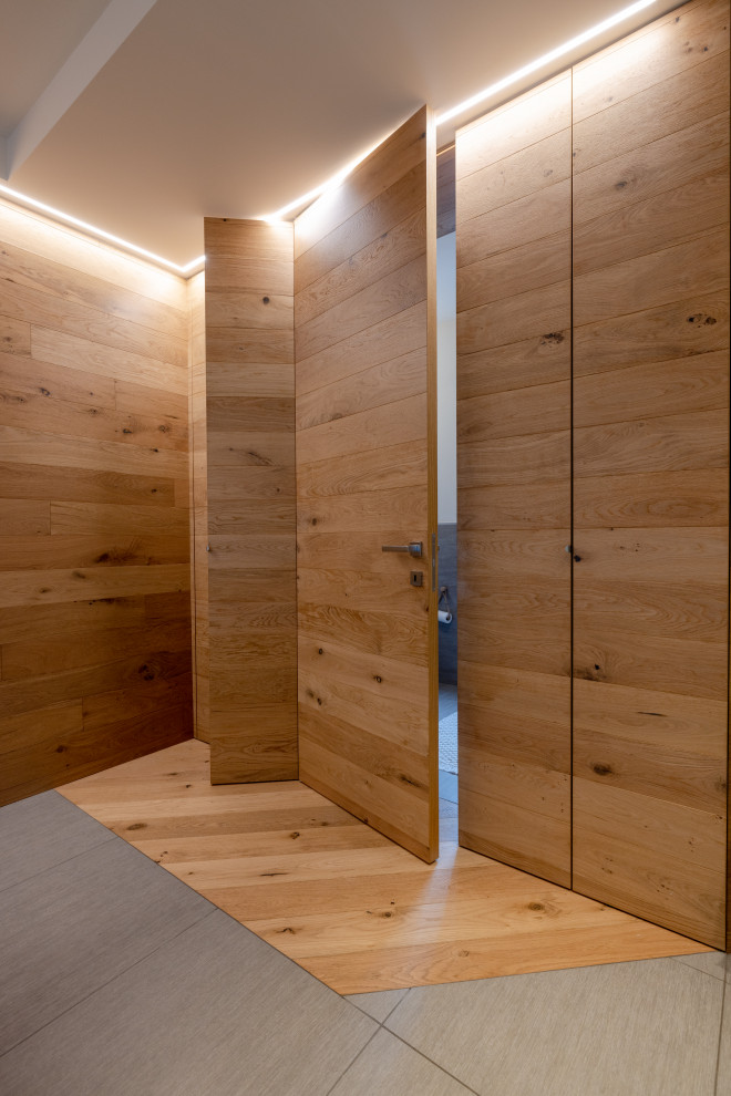 Ispirazione per un ampio ingresso o corridoio contemporaneo con pareti marroni, pavimento in legno massello medio, pavimento beige, soffitto ribassato e pareti in legno