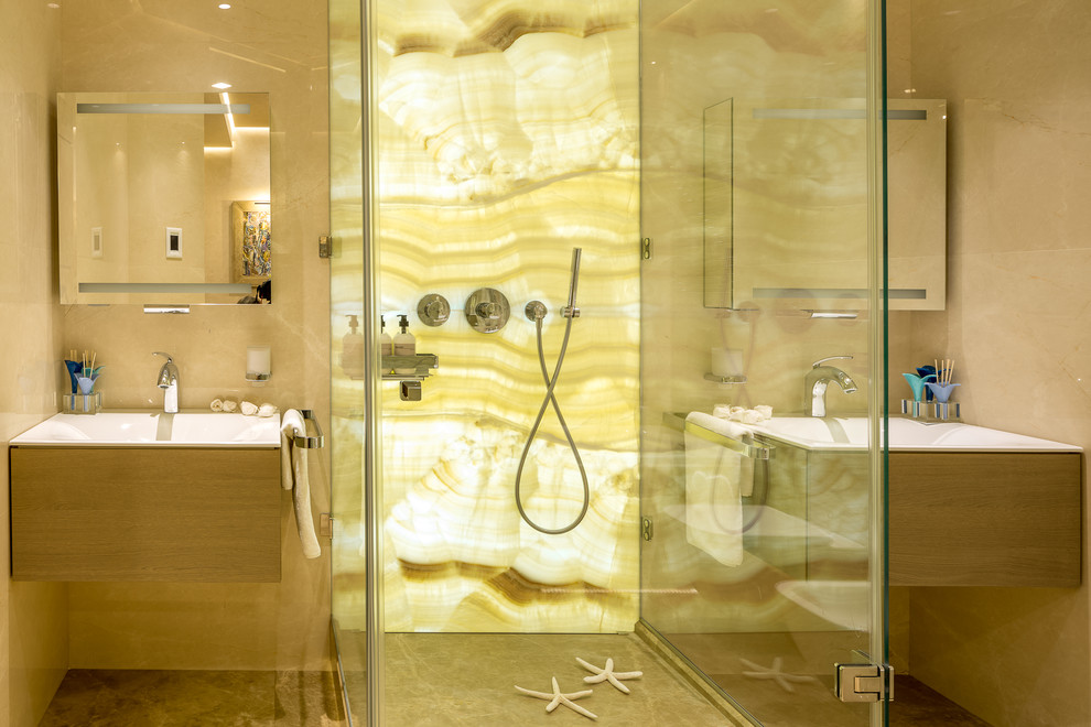 Inspiration pour une salle de bain de taille moyenne avec un espace douche bain, WC suspendus, un carrelage beige, du carrelage en marbre, un mur beige, un sol en marbre, un sol beige et une cabine de douche à porte battante.