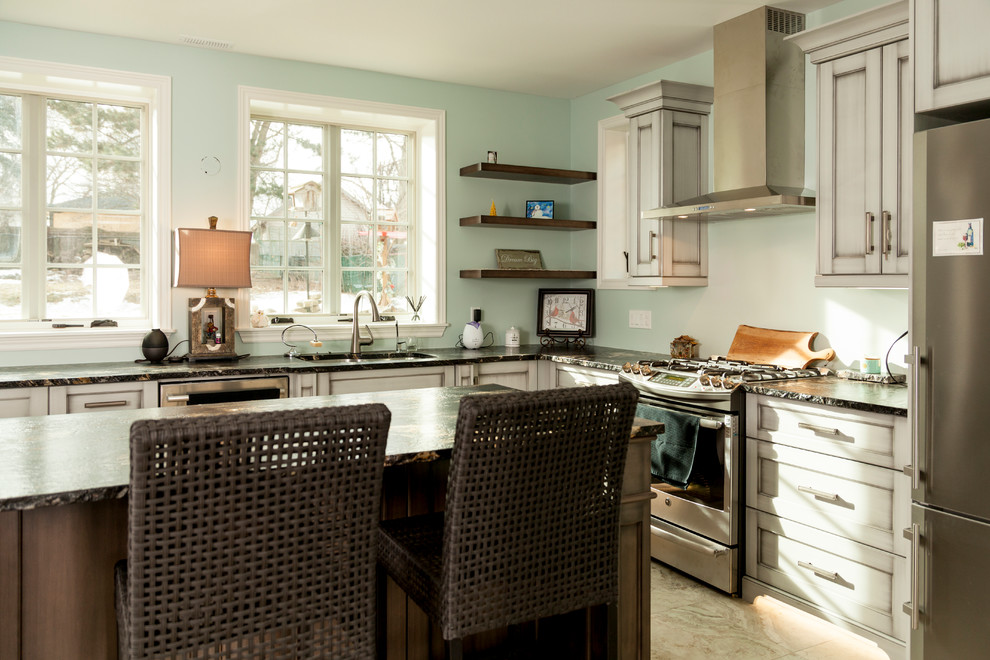 Kitchen - transitional kitchen idea in Toronto