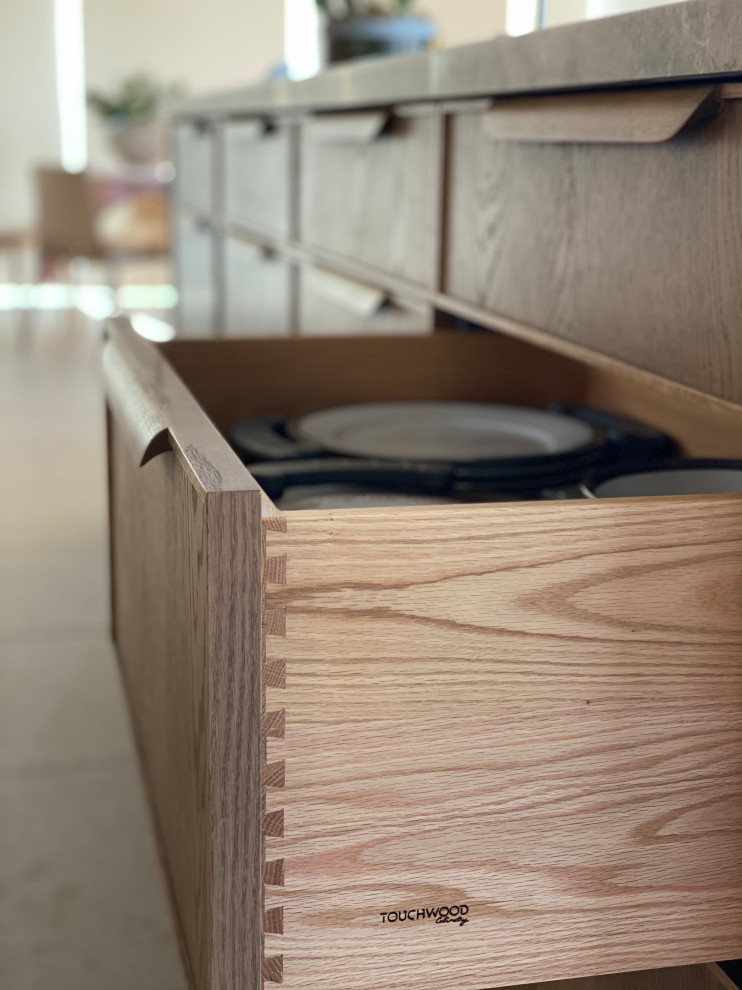 This is an example of a midcentury kitchen in Melbourne.