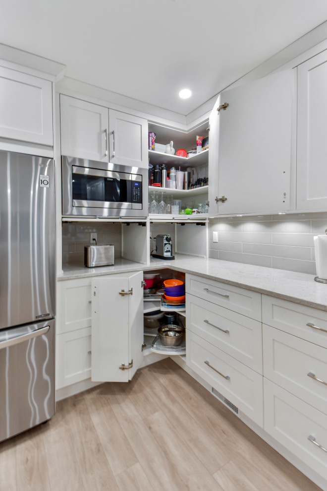 Transitional kitchen photo in Vancouver