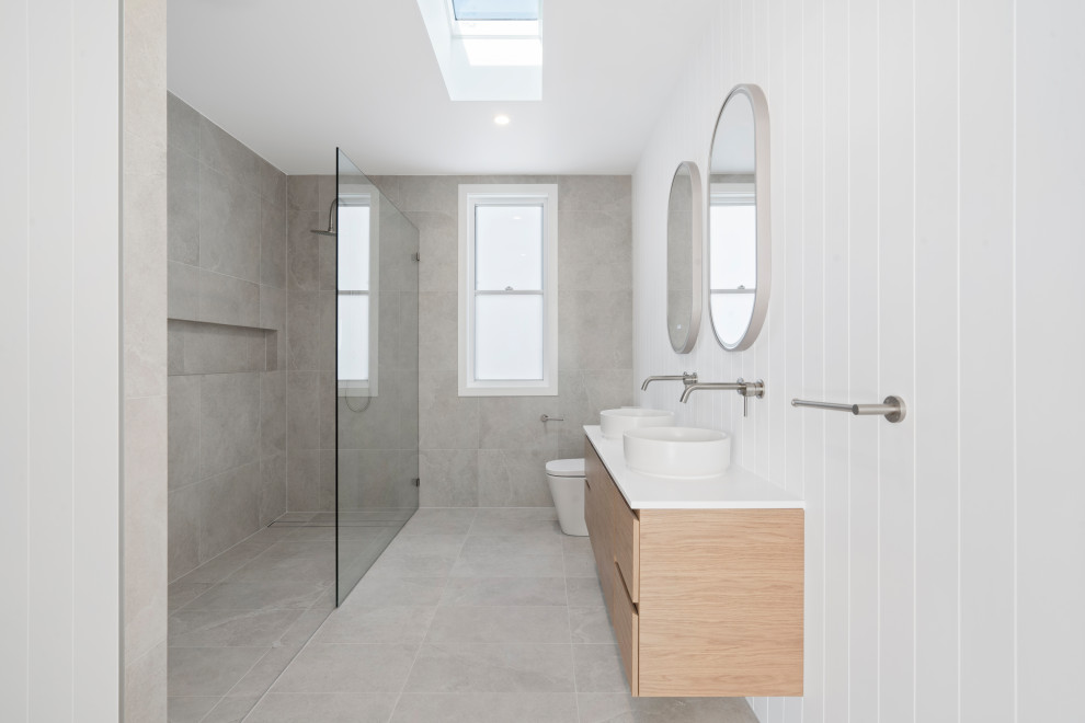 This is an example of a contemporary bathroom in Sydney.