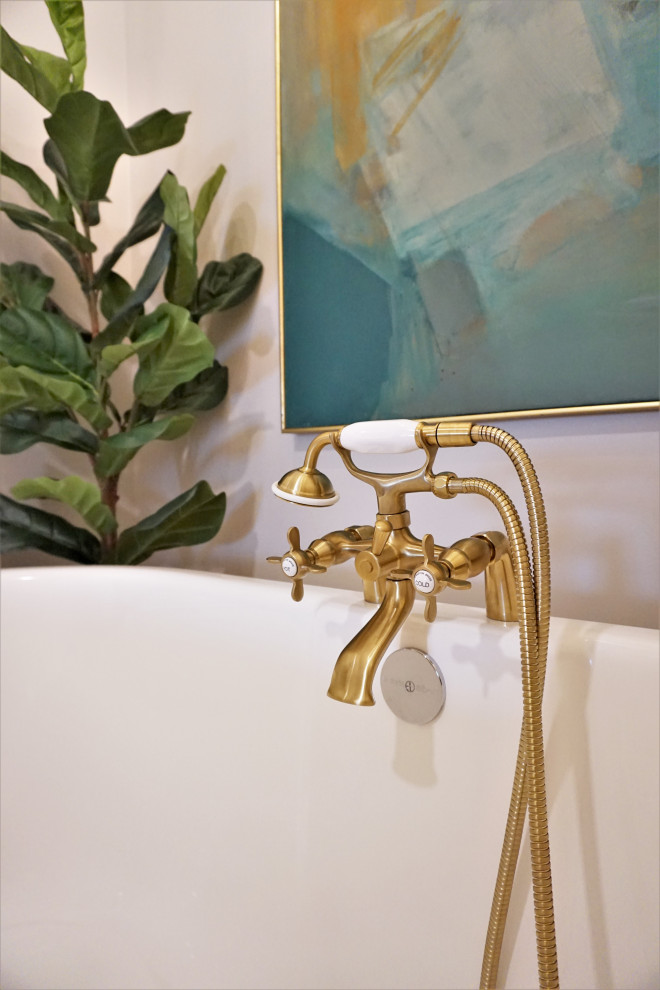 Transitional home design photo in New York