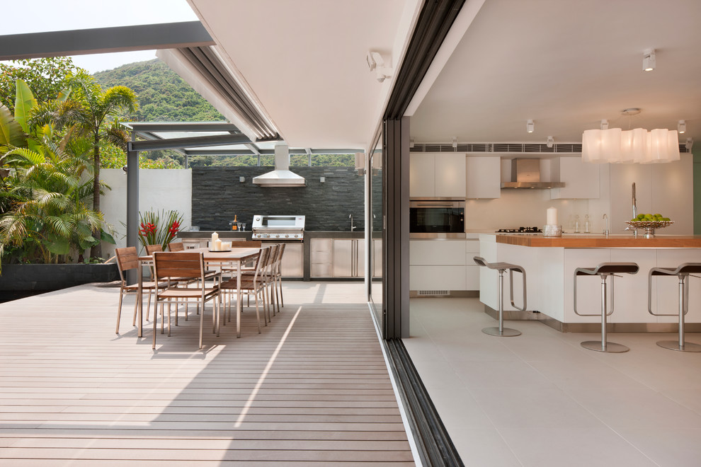 This is an example of a contemporary deck in Hong Kong.
