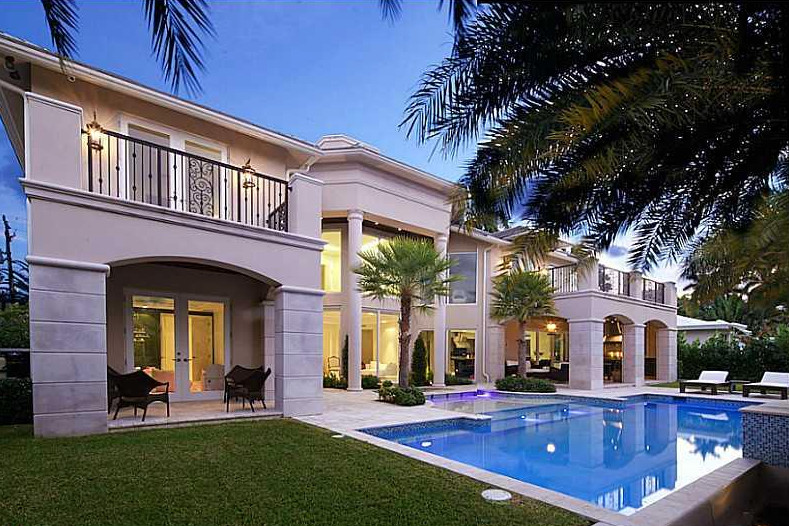 Transitional home design photo in Miami