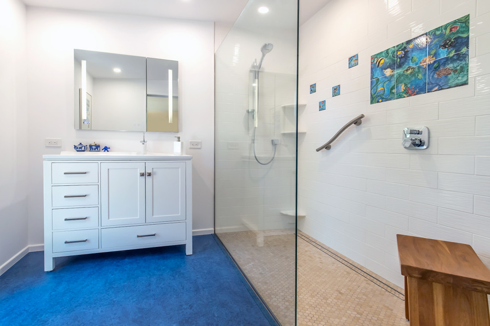 Cette photo montre une salle de bain principale rétro de taille moyenne avec un placard à porte shaker, des portes de placard blanches, une douche à l'italienne, WC séparés, un carrelage blanc, des carreaux de céramique, un mur blanc, un sol en linoléum, un lavabo intégré, un plan de toilette en surface solide, un sol bleu, aucune cabine, un plan de toilette blanc, un banc de douche, meuble simple vasque et meuble-lavabo sur pied.