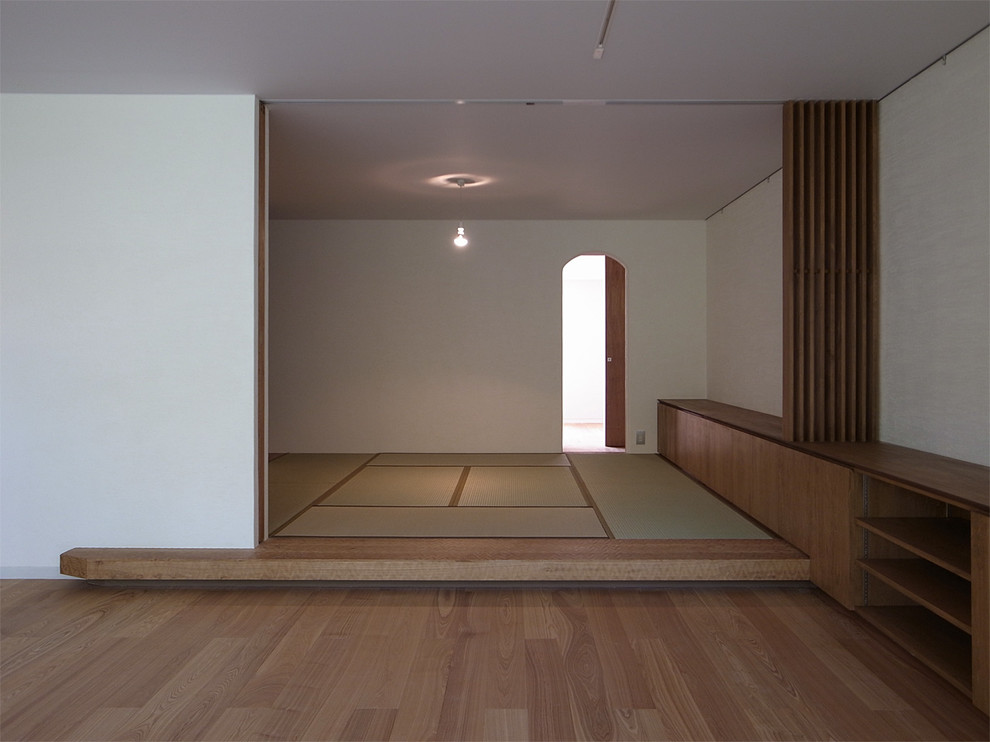 Inspiration för ett orientaliskt huvudsovrum, med vita väggar och tatamigolv