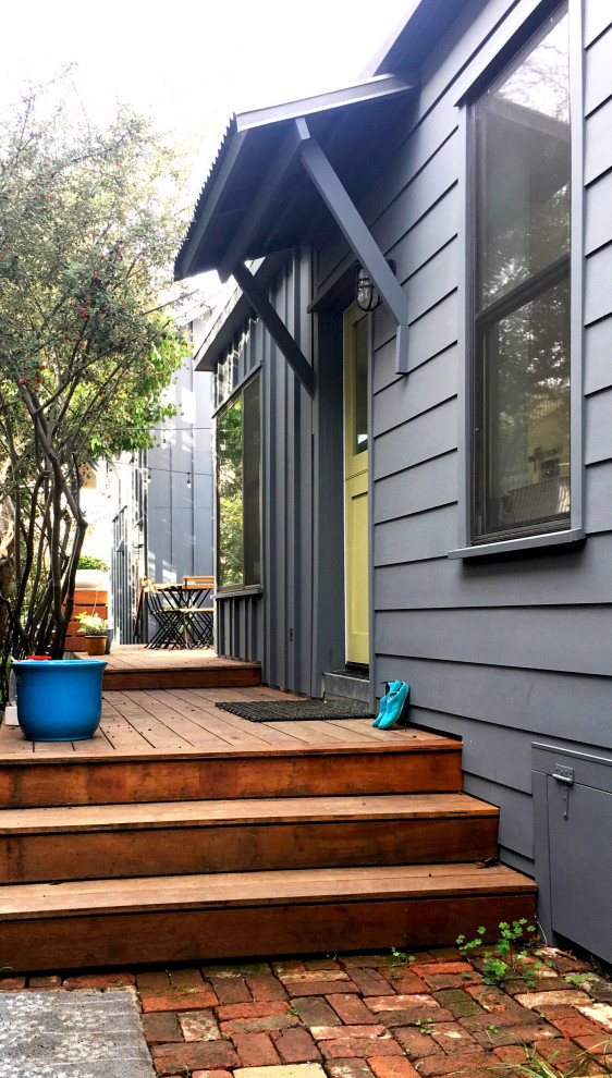 Country Eingang mit grauer Wandfarbe, Klöntür und grüner Haustür in San Francisco