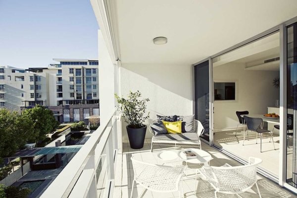 Photo of a small contemporary balcony in Brisbane.