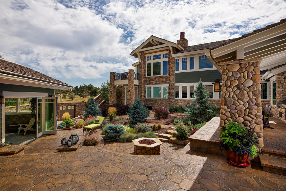 This is an example of an arts and crafts garden in Denver with natural stone pavers.