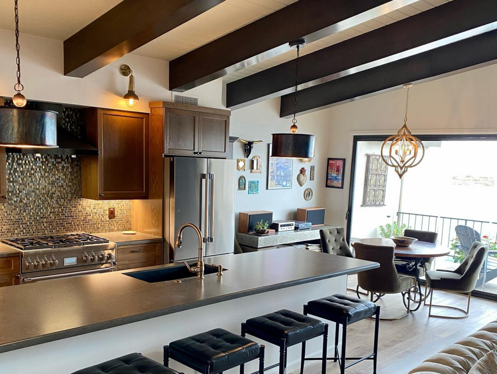 Idéer för att renovera ett mellanstort eklektiskt brun brunt kök, med en undermonterad diskho, skåp i shakerstil, skåp i mellenmörkt trä, bänkskiva i kvarts, flerfärgad stänkskydd, stänkskydd i metallkakel, rostfria vitvaror, vinylgolv, en köksö och brunt golv