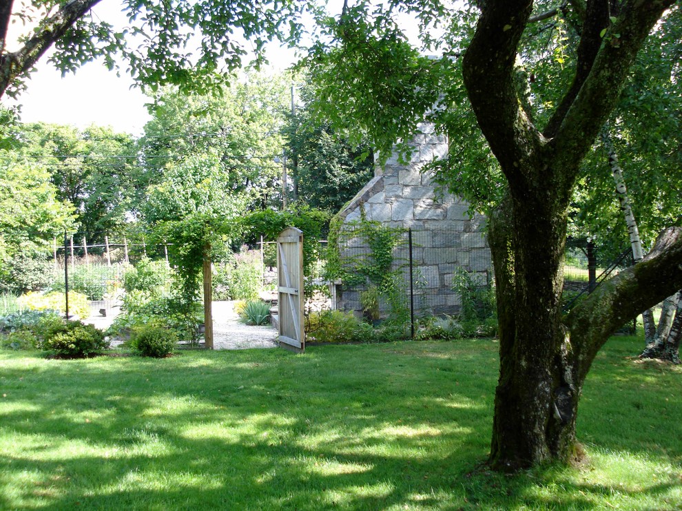 Inspiration for a large rustic home design remodel in New York