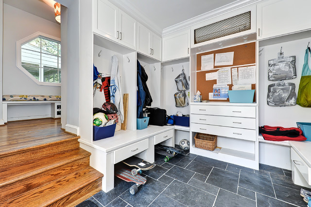 Byrnes Garage to Mudroom Conversion contemporaneo-ingresso