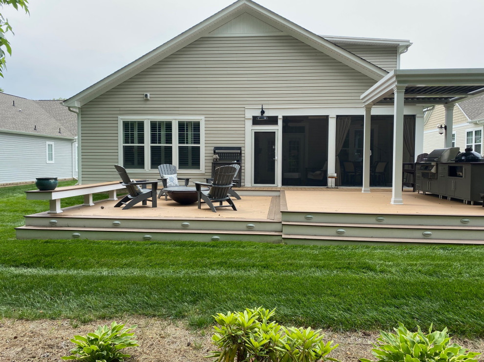 Inspiration for a backyard deck remodel in Richmond