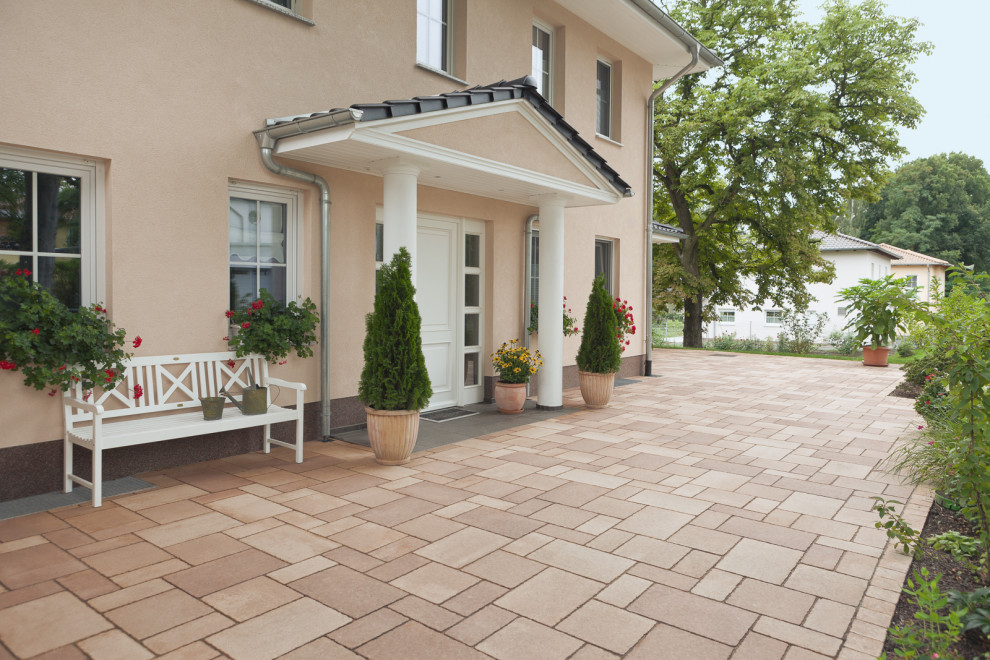 Mediterranes Veranda im Vorgarten mit Betonboden