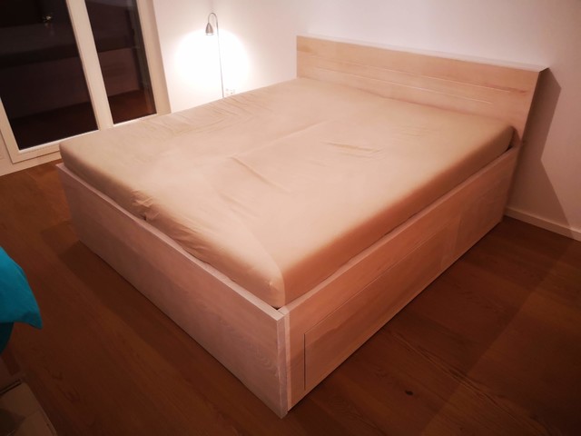 Bett modern-bedroom