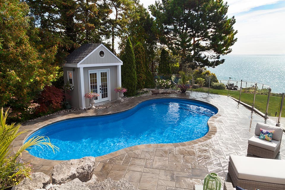 Esempio di una piscina classica di medie dimensioni