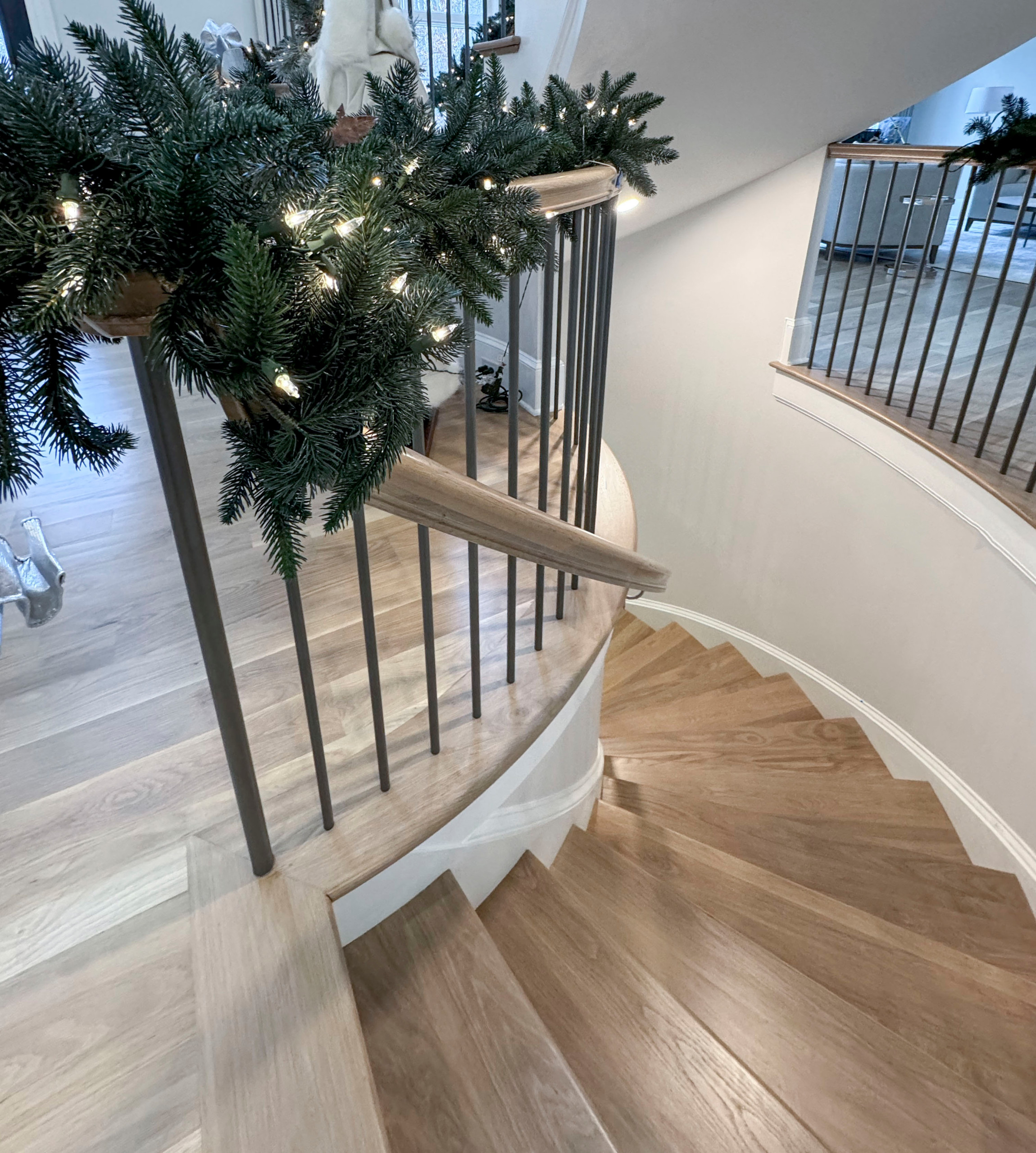 116_Elegant & Eye-catching Curved Staircase, Leesburg VA 20175