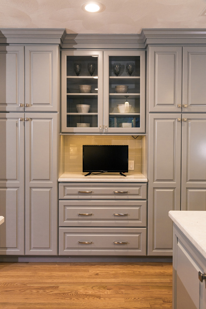 Kitchen - transitional kitchen idea in Providence