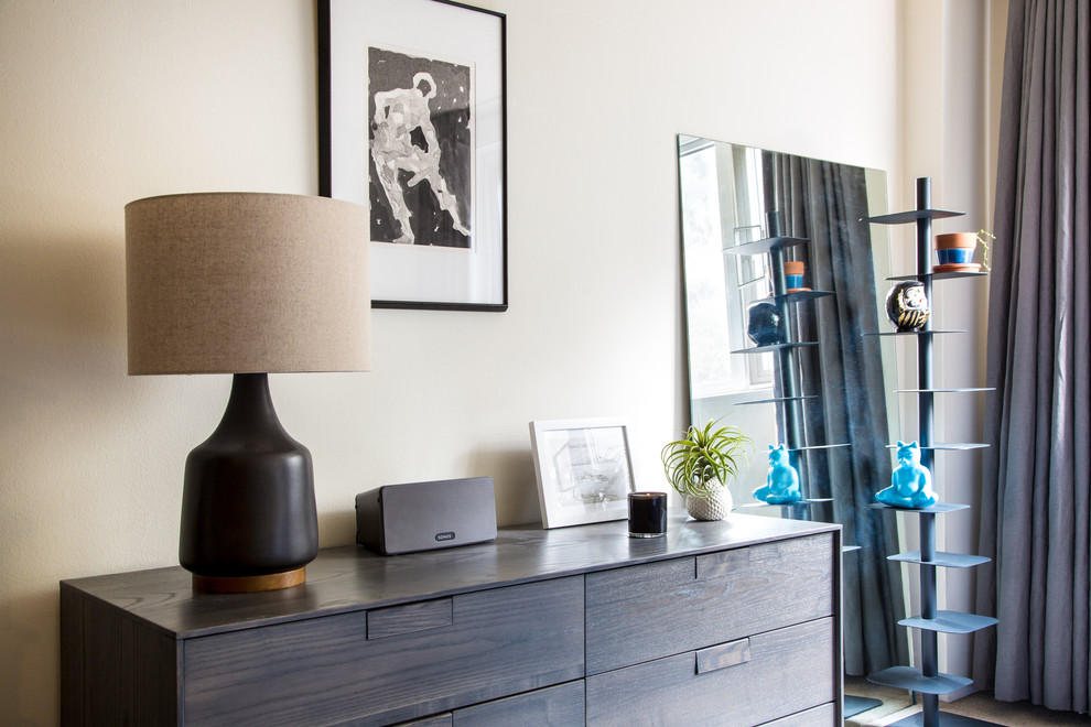 Cette photo montre une petite chambre tendance avec un mur blanc, aucune cheminée et un sol beige.