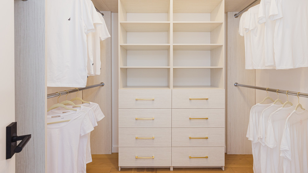 Photo of a contemporary storage and wardrobe in Toronto.