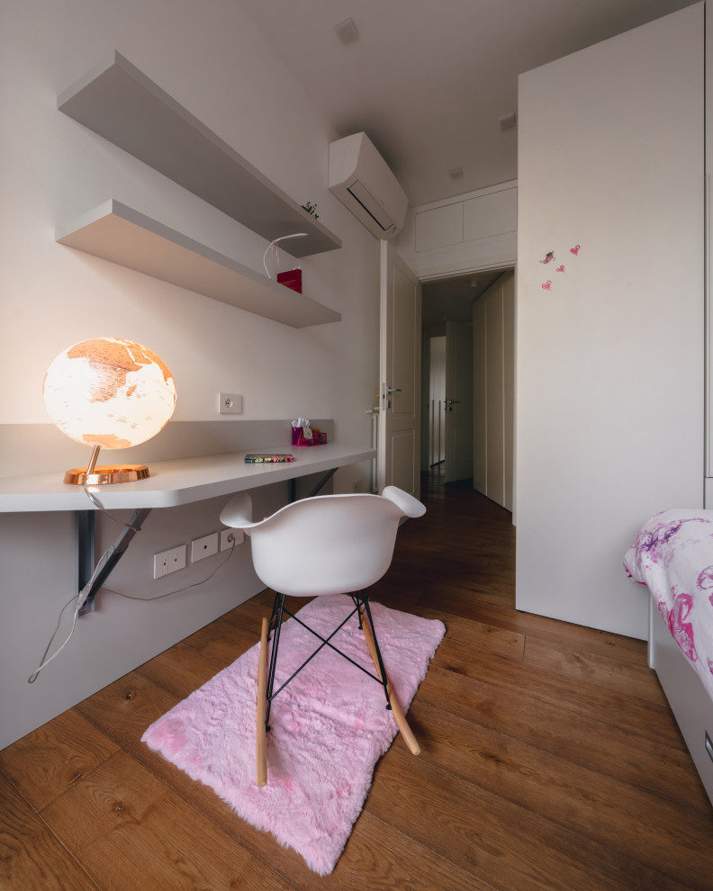 Kleines Modernes Mädchenzimmer mit Schlafplatz, bunten Wänden, dunklem Holzboden, braunem Boden, eingelassener Decke und Tapetenwänden in Mailand