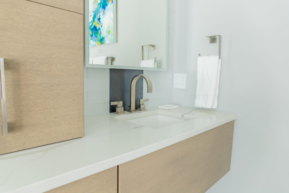 Minimalist home design photo in Jacksonville