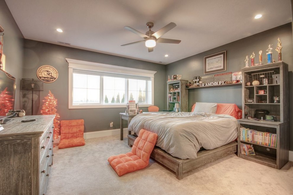 Example of a transitional home design design in Chicago