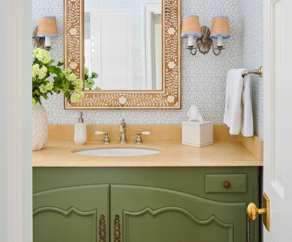 Foto di una stanza da bagno chic con ante verdi, pareti blu, top beige, un lavabo, mobile bagno incassato e carta da parati