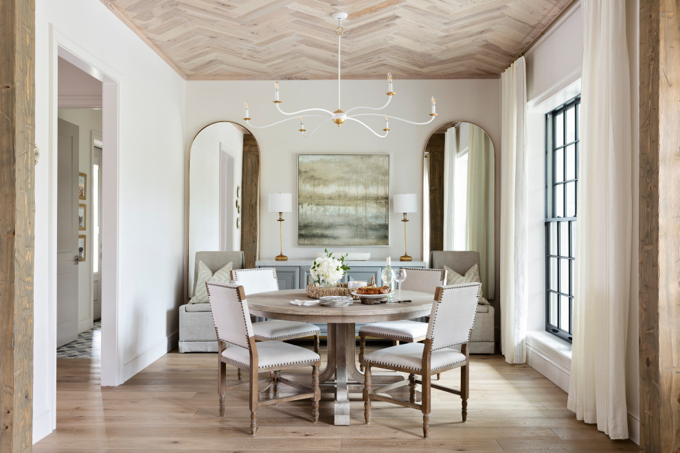 Exemple d'une salle à manger fermée et de taille moyenne avec un mur blanc, un sol en bois brun, un sol marron et un plafond en bois.