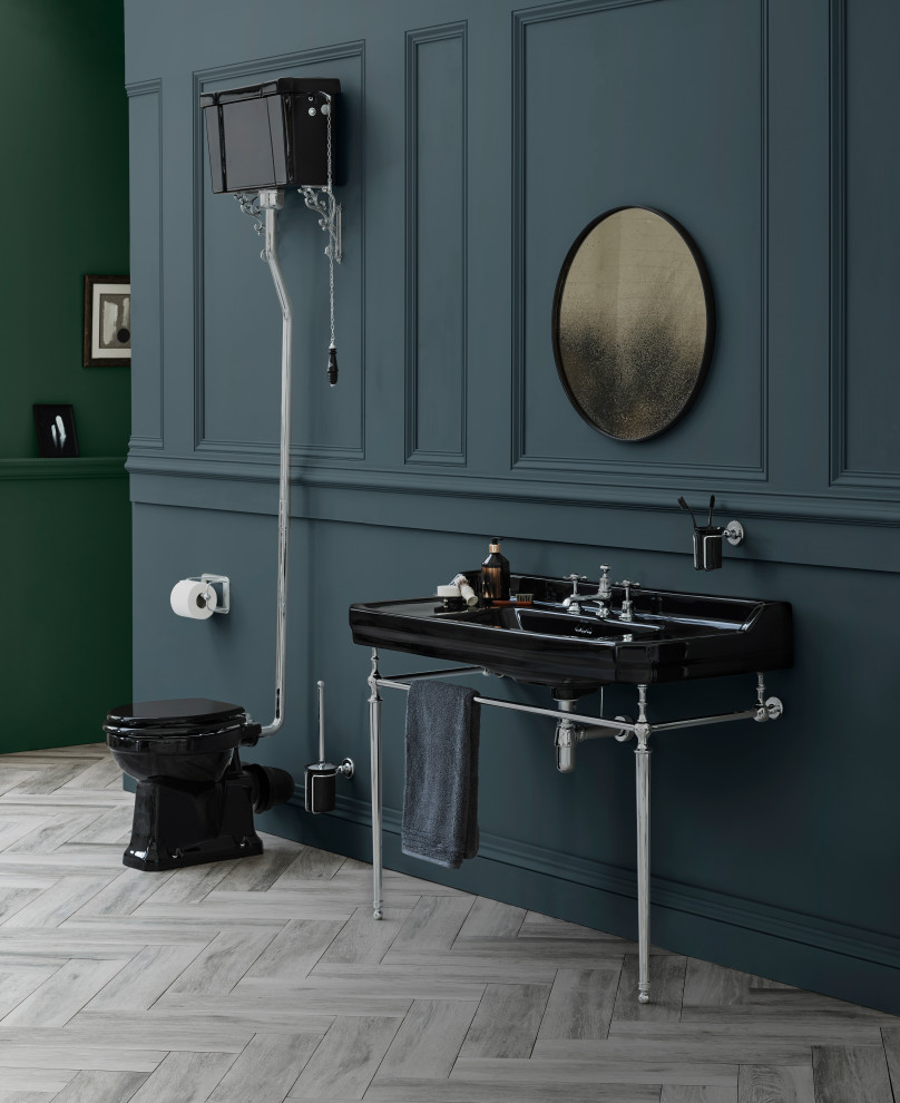 Inspiration för ett mellanstort vintage badrum, med svarta skåp, en toalettstol med separat cisternkåpa och ett konsol handfat