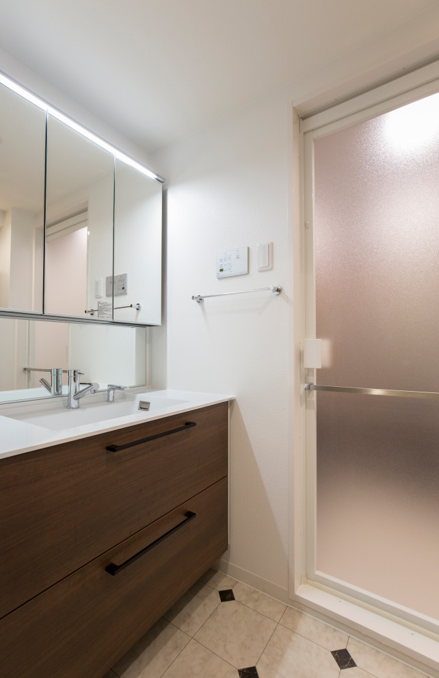 他の地域にあるトラディショナルスタイルのおしゃれなトイレ・洗面所の写真